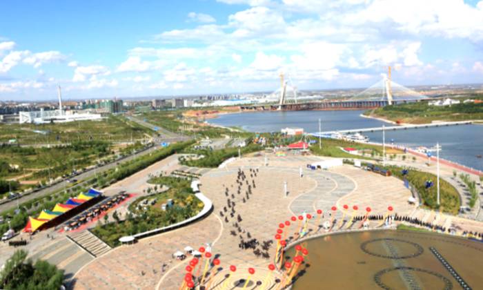 康巴什乌兰湖畔