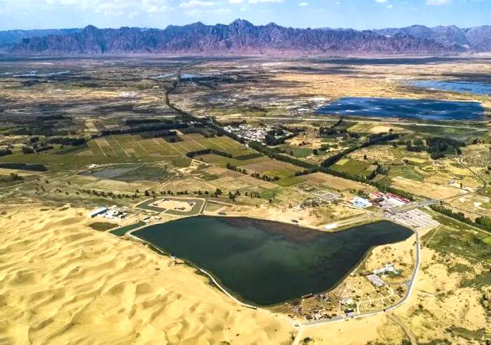 乌兰布和沙海湖旅游区