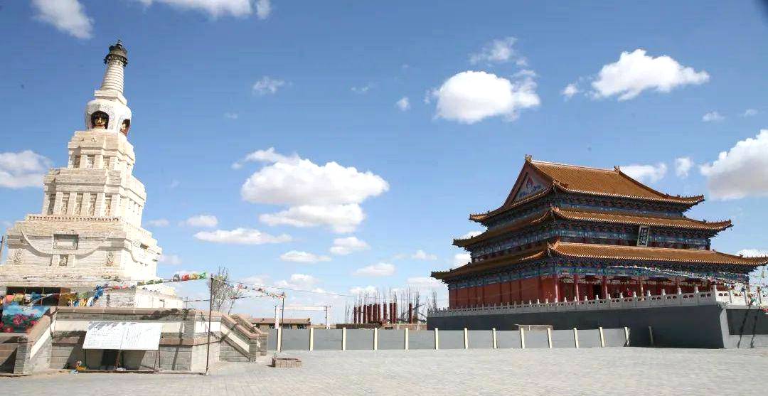 经缘寺大殿与白塔