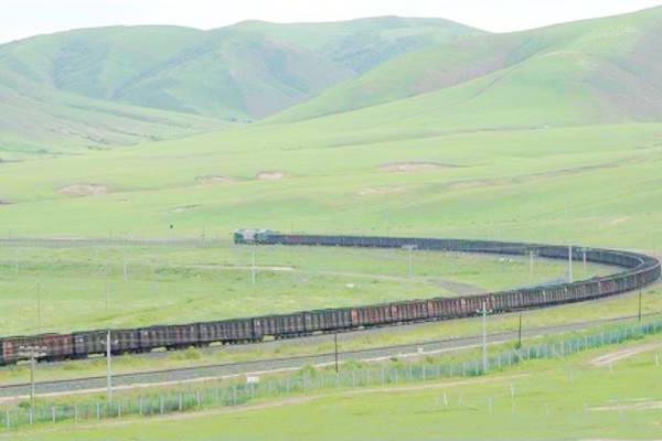 哈日诺尔草原上的通霍铁路