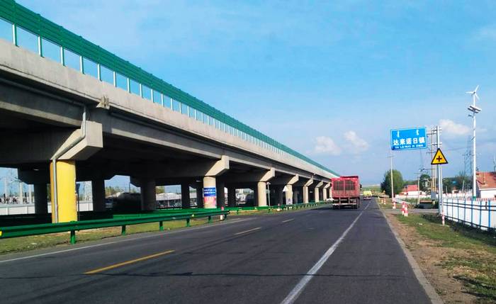 G303国道达来诺日镇路牌