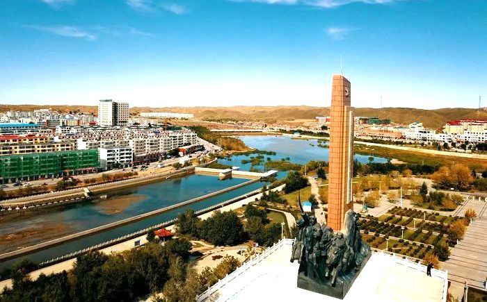 百灵庙镇女儿山顶的抗日纪念碑