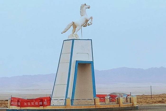 潮格温都尔镇路标