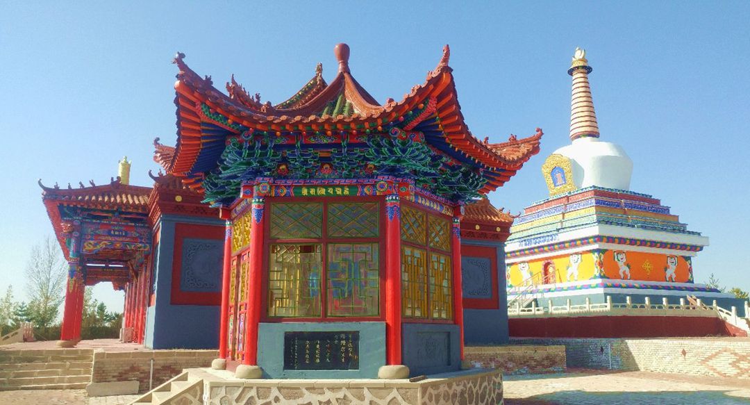 苏里格庙大殿侧面