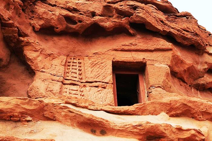 阿尔寨石窟外观