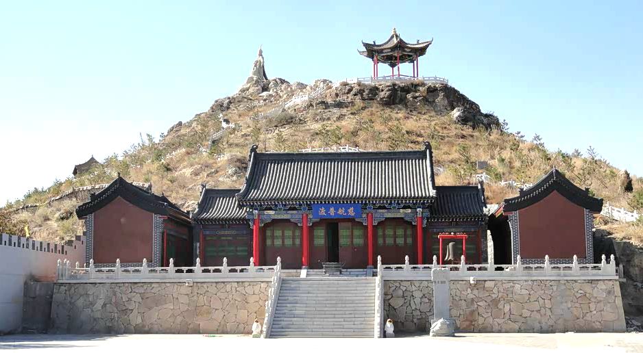 昭君城旅游区的观音殿与后面的观音坟 昭君城旅游区