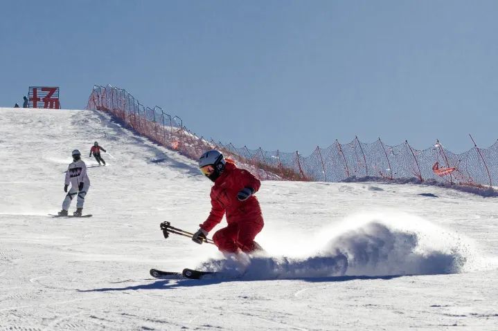 居力很镇雪村滑雪场