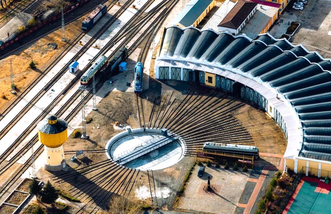 博克图镇上的机车转盘、蒸汽机车水塔与百年车库