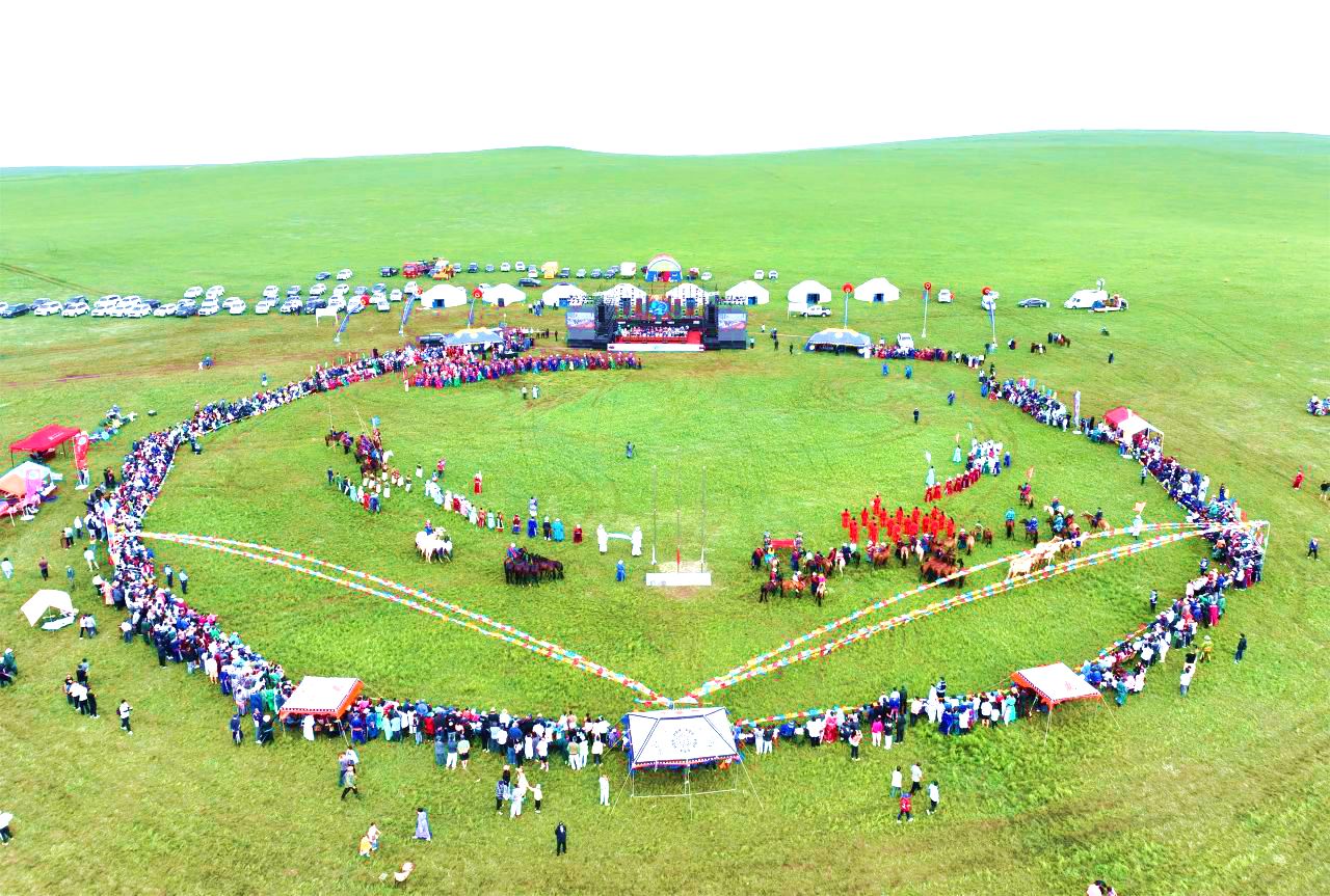 萨麦苏木巴彦霍布尔嘎查那达幕
