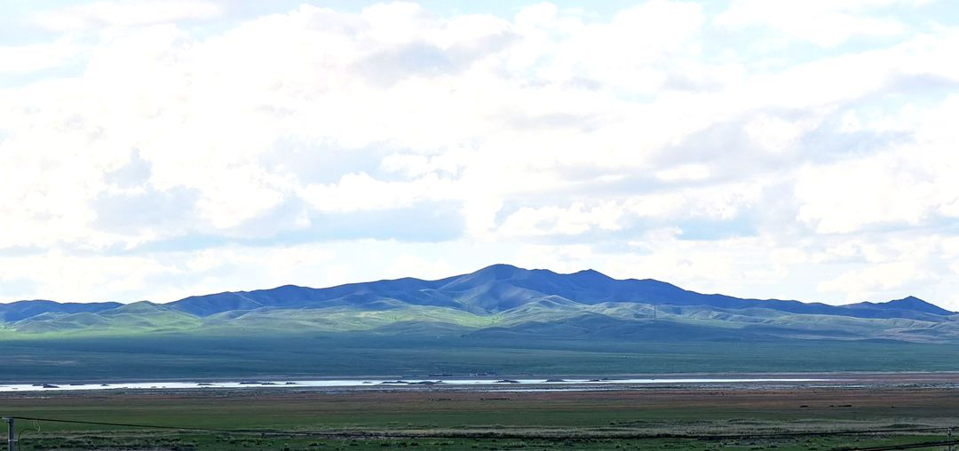 连绵的朝克乌拉山