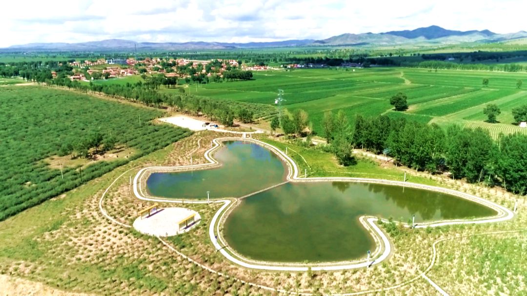 元山子乡 “蝶恋花”生态调节湖