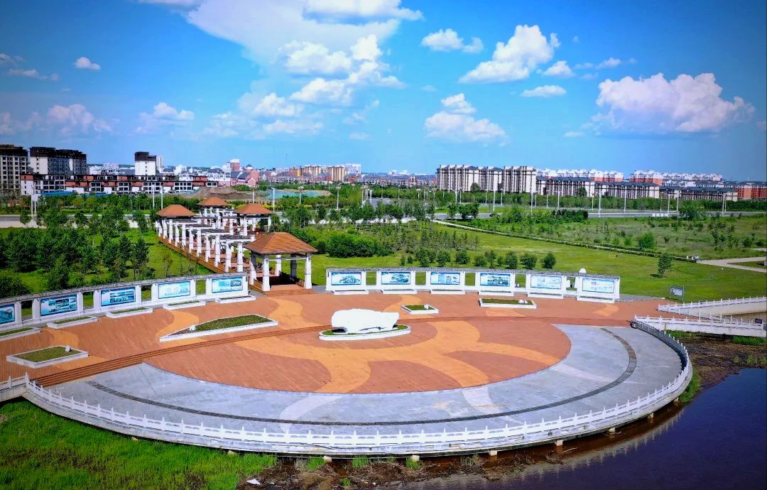 那吉镇阿伦河生态公园广场